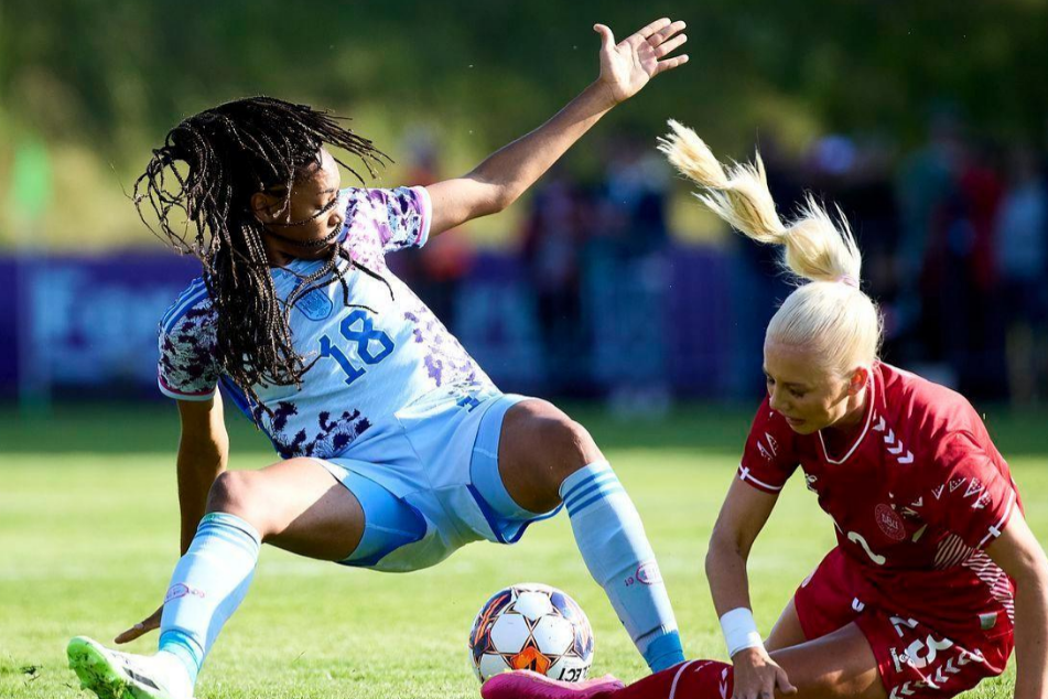 包含墨西哥女足队员用进球致敬教练感人一幕的词条