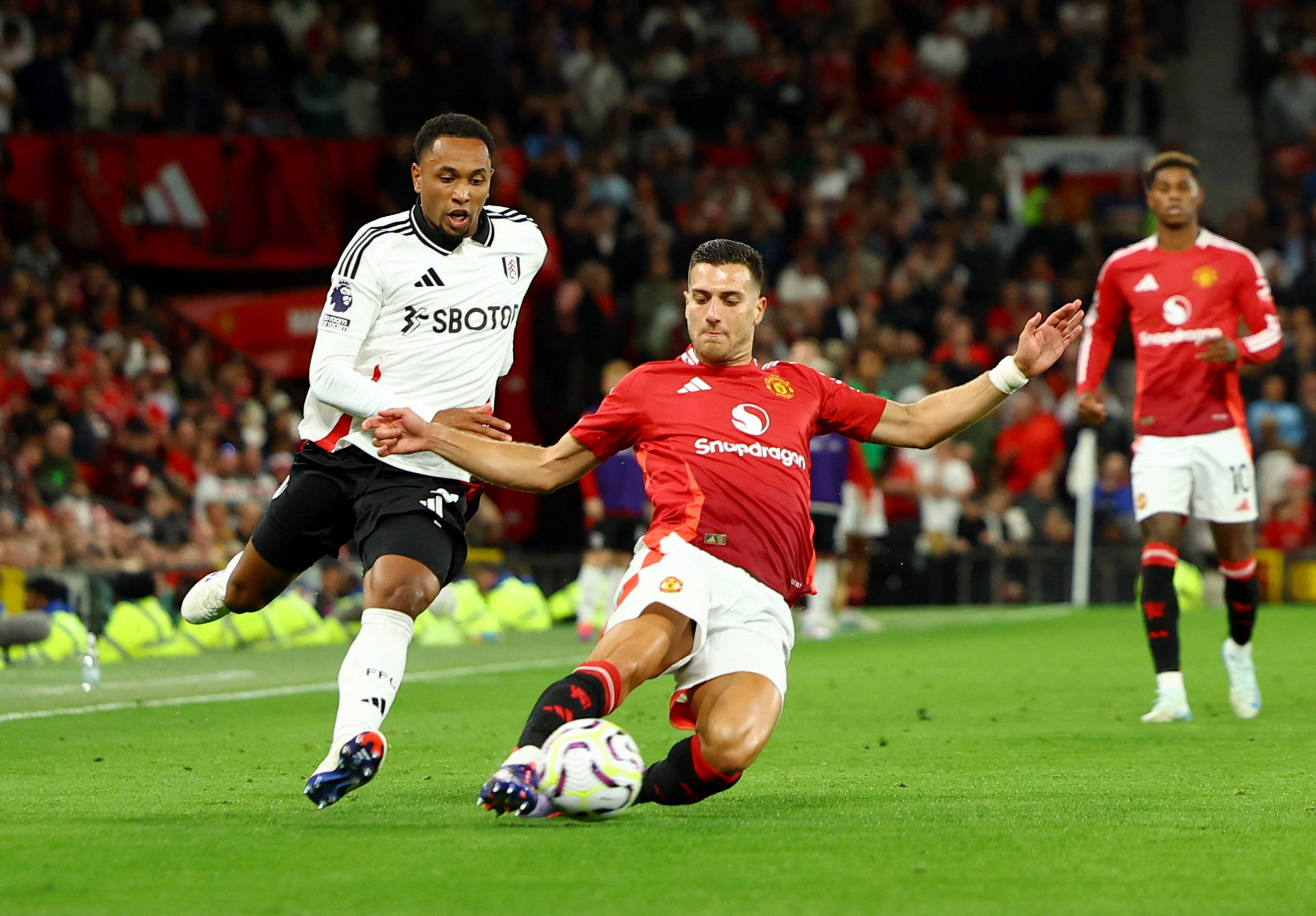 曼联客场取胜，保持前四实力