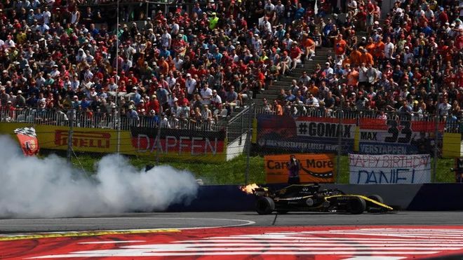 关于梅赛德斯碾压雷诺车队，诺里斯统治全场的信息