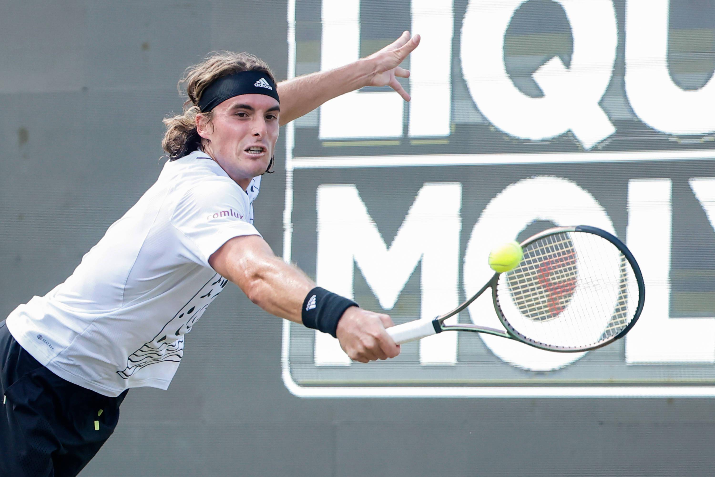 世界网球队完胜英国网球队，西西帕斯三分雨点燃全场的简单介绍