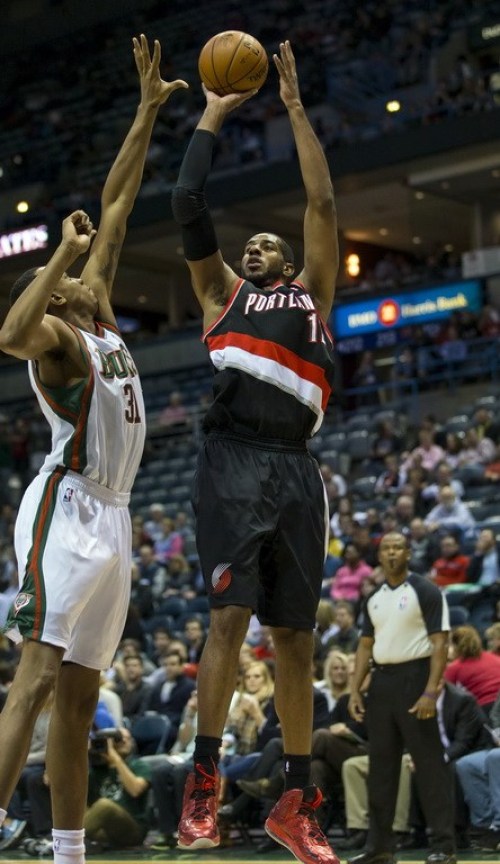 包含公牛强势雄鹿，巴图姆送出助攻的词条