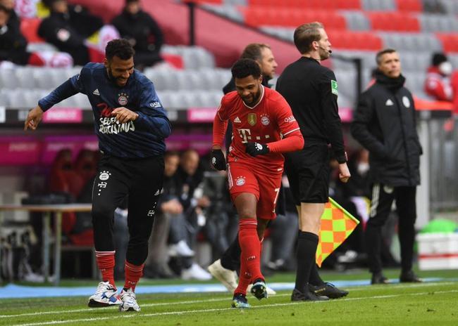 包含巴黎爆冷葡萄牙，阿拉巴完成帽子戏法的词条